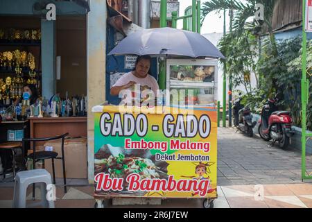 Surabaya, Indonésie - 18 mai 2023 : un marchand de nourriture local dans les rues de Surabaya, Indonésie. Banque D'Images