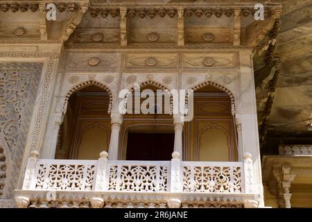 Gros plan d'un balcon de Rajendra Pol au City Palace, Jaipur, Inde. Banque D'Images