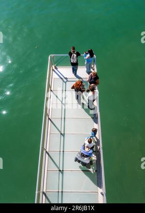 Les personnes marchant le long des passerelles en acier du Musée Centro Botin dans le port de Santander. Banque D'Images