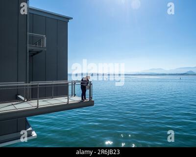 Les personnes marchant le long des passerelles en acier du Musée Centro Botin dans le port de Santander. Banque D'Images