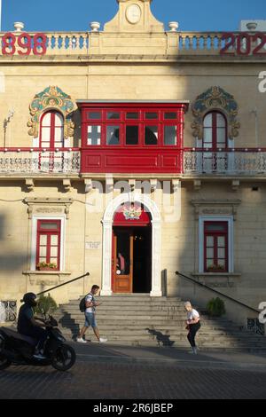 palais de Socjeta Filarmonika GM FRA. Antoine de Paule - Banda Kristu Re AD 1898 avec des balcons en bois traditionnels fermés (gallarija) à Paola, Malte Banque D'Images