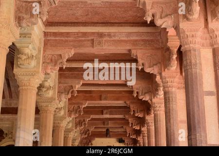 Gros plan sur le plafond de Diwan-e-AAM qui est situé dans la deuxième cour de fort Amer, Rajasthan, Inde. Banque D'Images