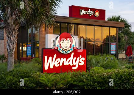 Le restaurant de restauration rapide Wendy's au crépuscule à Jacksonville, Floride. (ÉTATS-UNIS) Banque D'Images