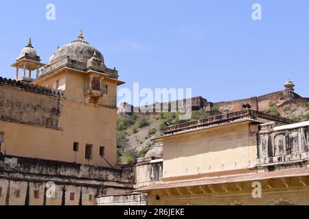 Vue sur la quatrième cour du Palais Amber en premier plan et sur le fort Jaigarh en arrière-plan. Banque D'Images