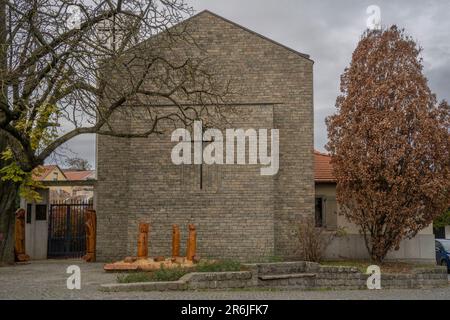 Szentendre, Hongrie - 30 novembre 2022: Des sculptures en bois constituent une scène de nativité dans une cour d'église du village hongrois Szentendre. Banque D'Images