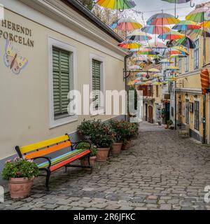 Szentendre, Hongrie - 30 novembre 2022 : une allée colorée dans le village hongrois Szentendre, avec des parasols qui l'surploment. Banque D'Images