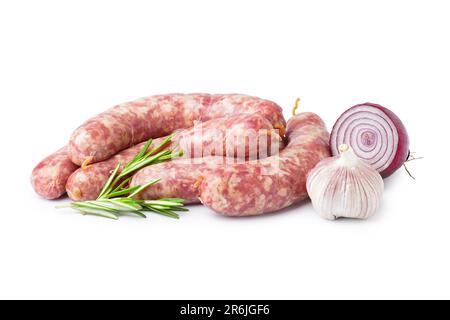 Saucisses fraîches crues, romarin, oignon et ail sur fond blanc Banque D'Images