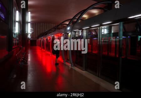 Paris, France - juillet 14 : intérieur de la Bibliothèque François Mitterrand Paris Métro Rouge illuminé sur 14 juillet 2022 Banque D'Images
