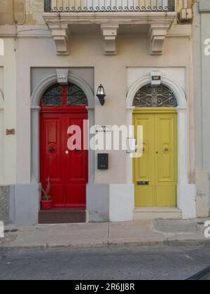 Deux portes d'entrée colorées à Paola, Malte Banque D'Images
