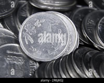 gros plan de indian 1 ou d'une roupie pièces d'argent brillant dans un désordre mélangé pile Banque D'Images