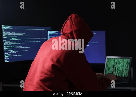 Hacker travaillant avec des ordinateurs dans la pièce sombre. Cyber-attaque Banque D'Images