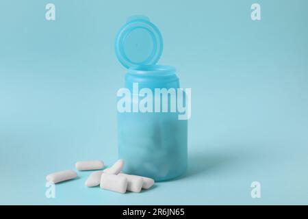 Colorer le pot avec des gommes à mâcher sur fond bleu clair Banque D'Images