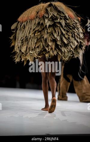 Anvers, Belgique. 09th juin 2023. Des costumes ethniques sont vus pendant le défilé de mode de fin d'année présentant les créations des étudiants de la licence et maîtrise du département de la mode de l'Académie royale des beaux-arts - AP Hogeschool, à Anvers, le vendredi 09 juin 2023. BELGA PHOTO JONAS ROOSENS crédit: Belga News Agency/Alay Live News Banque D'Images