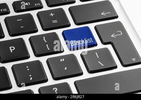 Bouton bleu avec le mot Blacklist sur le clavier de l'ordinateur portable, gros plan Banque D'Images