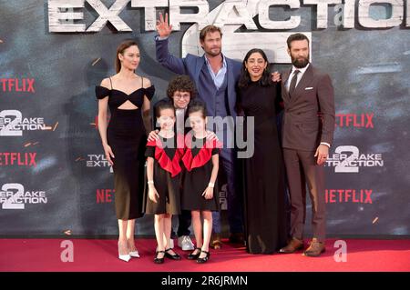 Olga Kurylenko, Mariam Kovziashvili, Andro Japaridze, Marta Kovziashvili, Chris Hemsworth, Golcrafteh Farahani und Sam Hargrave beim Special screening des Kinofilm 'Tyler Rake: Extraction 2' im Zoo Palast. Berlin, 09.06.2023 Banque D'Images