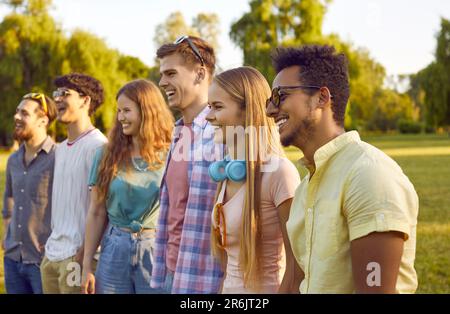 Un public multiracial heureux appréciant un concert lors d'un festival d'été en plein air dans le parc Banque D'Images