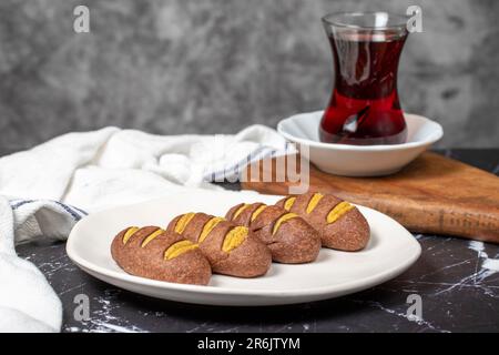 Biscuits avec tahini et pistache. Petits gâteaux faits maison sur fond sombre Banque D'Images