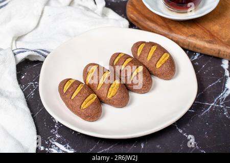 Biscuits avec tahini et pistache. Petits gâteaux faits maison sur fond sombre. Gros plan Banque D'Images