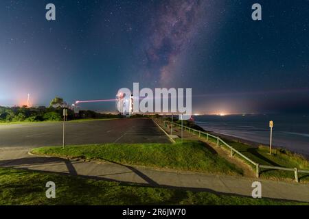 Scène nocturne d'un parking vide et d'un belvédère près d'un phare avec ciel étoilé au-dessus de Queenscliff dans Victoria, Australie. Banque D'Images