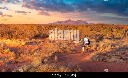 Territoire du Nord, Australie ; 10 juin 2023 - randonneurs dans l'Outback australien en admirant le paysage spectaculaire. Banque D'Images