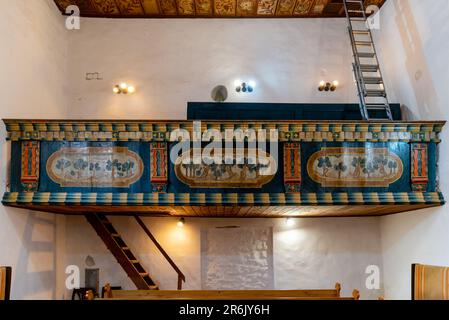 06.24.23. Zubogy, Hongrie. Intérieur d'une église historique reformatique médiévale dans le nord de la Hongrie. Il contient beaucoup de beaux meubles ce qui était decorat Banque D'Images