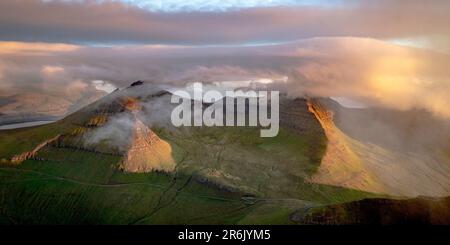 Lever de soleil brumeux au-dessus du sommet de Slaettatindur, la plus haute montagne des îles Féroé, vue aérienne, île d'Eysturoy, Danemark, Europe Banque D'Images