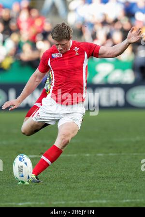 Wales Rhys Priestland prend un coup de pied de pénalité contre les Samoa lors d'un match de billard D de la coupe du monde de rugby 2011, Waikato Stadium, Hamilton, Nouvelle-Zélande, dimanche, 18 septembre 2011. Banque D'Images