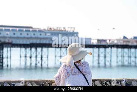 Brighton UK 10th juin 2023 - les visiteurs commencent à se rassembler sur la plage de Brighton sur une belle matinée chaude et ensoleillée avec des températures prévues pour atteindre 30 degrés dans certaines parties du Royaume-Uni et des avertissements de chaleur sont émis : Credit Simon Dack / Alamy Live News Banque D'Images