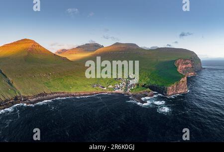 Vue panoramique aérienne du village de Gjogv sur les falaises baignées par l'océan, l'île d'Eysturoy, les îles Féroé, le Danemark, l'Europe Banque D'Images