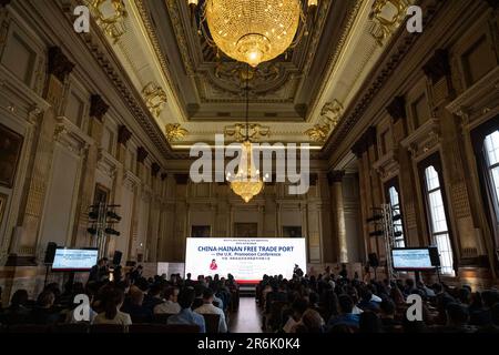 Londres, Royaume-Uni. 9th juin 2023. Cette photo prise sur 9 juin 2023 montre une vue de la Chine Hainan port de libre-échange -- le Royaume-Uni Conférence de promotion à Londres, Grande-Bretagne. Credit: Stephen Chung/Xinhua/Alay Live News Banque D'Images