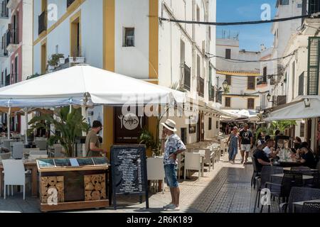 CAFÉS EXTÉRIEURS AVENIDA DE LES ANDANES FRONT DE MER VIEILLE VILLE IBIZA ILES BALÉARES ESPAGNE Banque D'Images