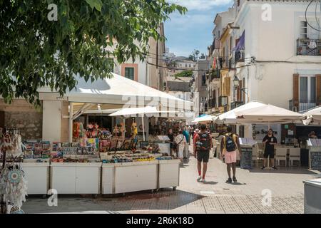 BOUTIQUES DE SOUVENIRS CAFÉS EN PLEIN AIR AVENIDA DE LES ANDANES FRONT DE MER VIEILLE VILLE IBIZA ILES BALÉARES ESPAGNE Banque D'Images