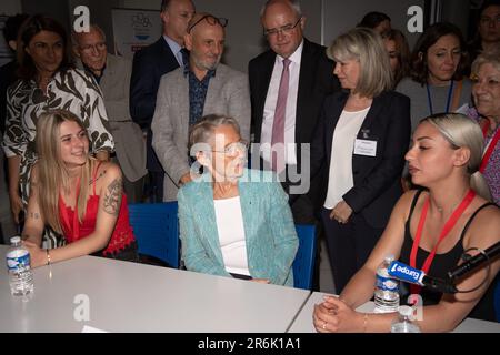 Salon de Provence, France. 09th juin 2023. Elisabeth borne s'entretient avec les bénéficiaires du contrat d'emploi des jeunes dans le cadre de la loi française sur les voyages, à salon-de-Provence (France), le 09 juin 2023. Photo de Laurent Coust/ABACAPRESS.COM. Credit: Abaca Press/Alay Live News Banque D'Images