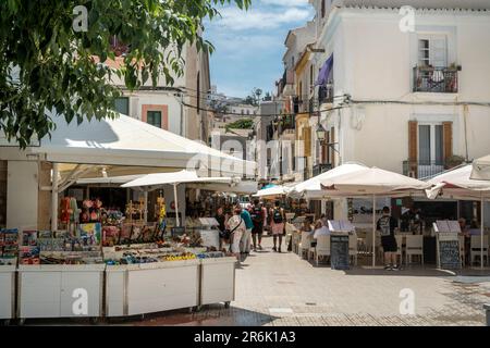 BOUTIQUES DE SOUVENIRS CAFÉS EN PLEIN AIR AVENIDA DE LES ANDANES FRONT DE MER VIEILLE VILLE IBIZA ILES BALÉARES ESPAGNE Banque D'Images