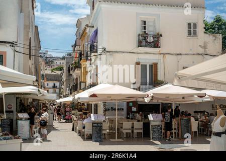 BOUTIQUES DE SOUVENIRS CAFÉS EN PLEIN AIR AVENIDA DE LES ANDANES FRONT DE MER VIEILLE VILLE IBIZA ILES BALÉARES ESPAGNE Banque D'Images