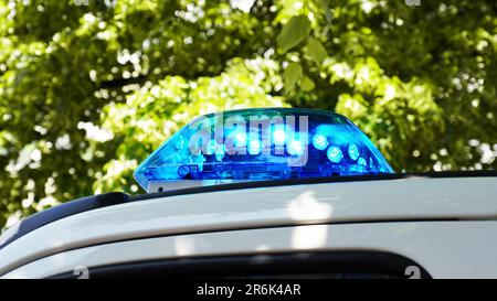 Lumière bleue d'urgence sur le toit de voiture de police connu sous le nom de Blaulicht en Allemagne Banque D'Images