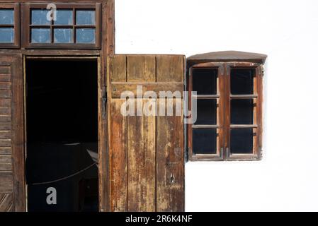 Vieille porte en bois et fenêtre Banque D'Images