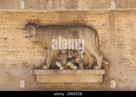 Romulus et Remus nourris par le Bas Loup du Capitole sur la fontaine Piazza del Viminale Banque D'Images