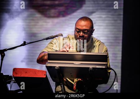 Fotografías del concierto de Fantastic Negrito en Zaragoza, en el festival Música Al Raso celetado el 8 de junio de 2023 en el Jardín de Invierno Banque D'Images