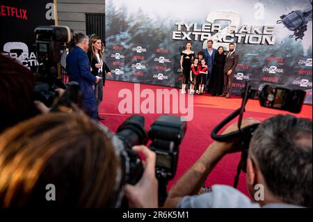 Berlin, Allemagne. 09th juin 2023. Olga Kurylenk (l-r), actrice, Andro Japaridze, comédienne, Miriam et Marta Kovziashvili, actrice, Chris Hemsworth, comédienne, Golcrafteh Farahani, L'actrice et Sam Hargrave, réalisateur, arrivent à une projection spéciale du film "Tyler Rake: Extraction 2". Le film d'action "Tyler Rake: Extraction 2" sera disponible via Netflix démarrage de 16 juin 2023. Credit: Fabian Sommer/dpa/Alay Live News Banque D'Images