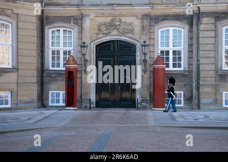 Un gardien de palais gardait une entrée à Amalienborg à Copenhague Banque D'Images