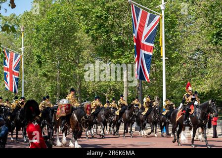 Westminster, Londres, Royaume-Uni. 10th juin 2023. Trooping la couleur doit avoir lieu le 17th juin, et sera la première sous le roi Charles III L'examen est une évaluation finale du défilé militaire avant que l'événement complet ait lieu la semaine prochaine. Les troupes sont passées dans le centre commercial pour la revue de Horse Guards Parade. Bande de la Cavalerie de la maison sur le Mall Banque D'Images