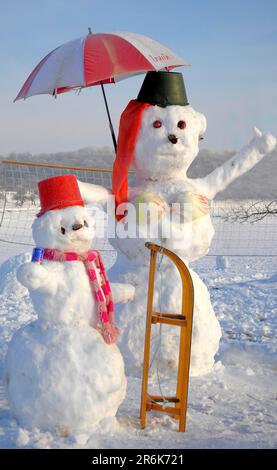 Snowman famille avec figurines animales, paysage d'hiver Snowman famille avec figurines animales, paysage d'hiver Banque D'Images