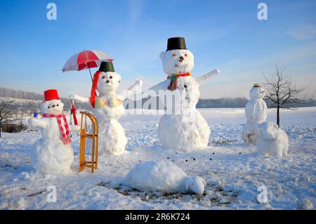 Snowman famille avec figurines animales, paysage d'hiver Snowman famille avec figurines animales, paysage d'hiver Banque D'Images