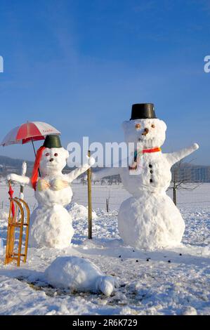 Snowman famille avec figurines animales, paysage d'hiver Snowman famille avec figurines animales, paysage d'hiver Banque D'Images