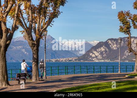 LECCO, ITALIE/EUROPE - OCTOBRE 29 : personnes marchant le long de la promenade de Lecco par le lac de Côme en Italie sur 29 octobre 2010. Deux personnes non identifiées Banque D'Images