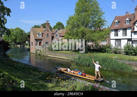 Canterbury Kent, Royaume-Uni. 10th juin 2023. Sur ce qui devrait être le week-end le plus chaud de 2023 avec des températures atteignant jusqu'à 30c visiteurs à Westgate Gardens à Canterbury Kent faire le maximum du beau temps. Crédit : MARTIN DALTON/Alay Live News Banque D'Images