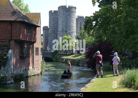 Canterbury Kent, Royaume-Uni. 10th juin 2023. Sur ce qui devrait être le week-end le plus chaud de 2023 avec des températures atteignant jusqu'à 30c visiteurs à Westgate Gardens à Canterbury Kent faire le maximum du beau temps. Crédit : MARTIN DALTON/Alay Live News Banque D'Images