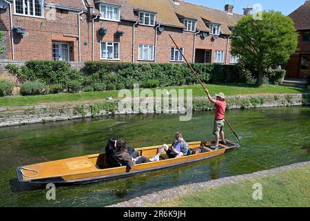 Canterbury Kent, Royaume-Uni. 10th juin 2023. Sur ce qui devrait être le week-end le plus chaud de 2023 avec des températures atteignant jusqu'à 30c visiteurs à Westgate Gardens à Canterbury Kent faire le maximum du beau temps. Crédit : MARTIN DALTON/Alay Live News Banque D'Images