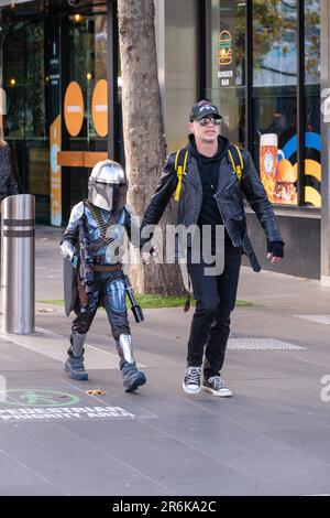 Melbourne, Australie. 10th juin 2023. Un jeune fan et père de Mandalorian se dirige vers la convention lors de l'OzComicCon 2023. Oz Comic con Melbourne ! L'événement a réuni une communauté dynamique de fans et de cojoueurs, transformant le centre de congrès en un havre de culture pop. Les cojoueurs ont ébloui par leurs costumes élaborés, incarnant des personnages bien-aimés de bandes dessinées, de films et d'anime. Les célébrités ont fait participer le public à des panels captivants et à des séances de questions-Réponses, en partageant des histoires en coulisses et des idées inspirantes. Les exposants ont présenté un Trésor de collectibles, de marchandises, et Banque D'Images